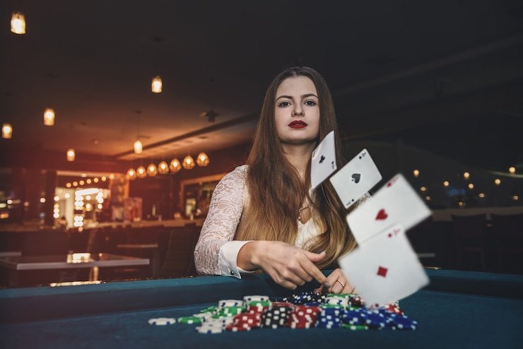 Pengguna menikmati fitur live casino secara online dengan dealer nyata